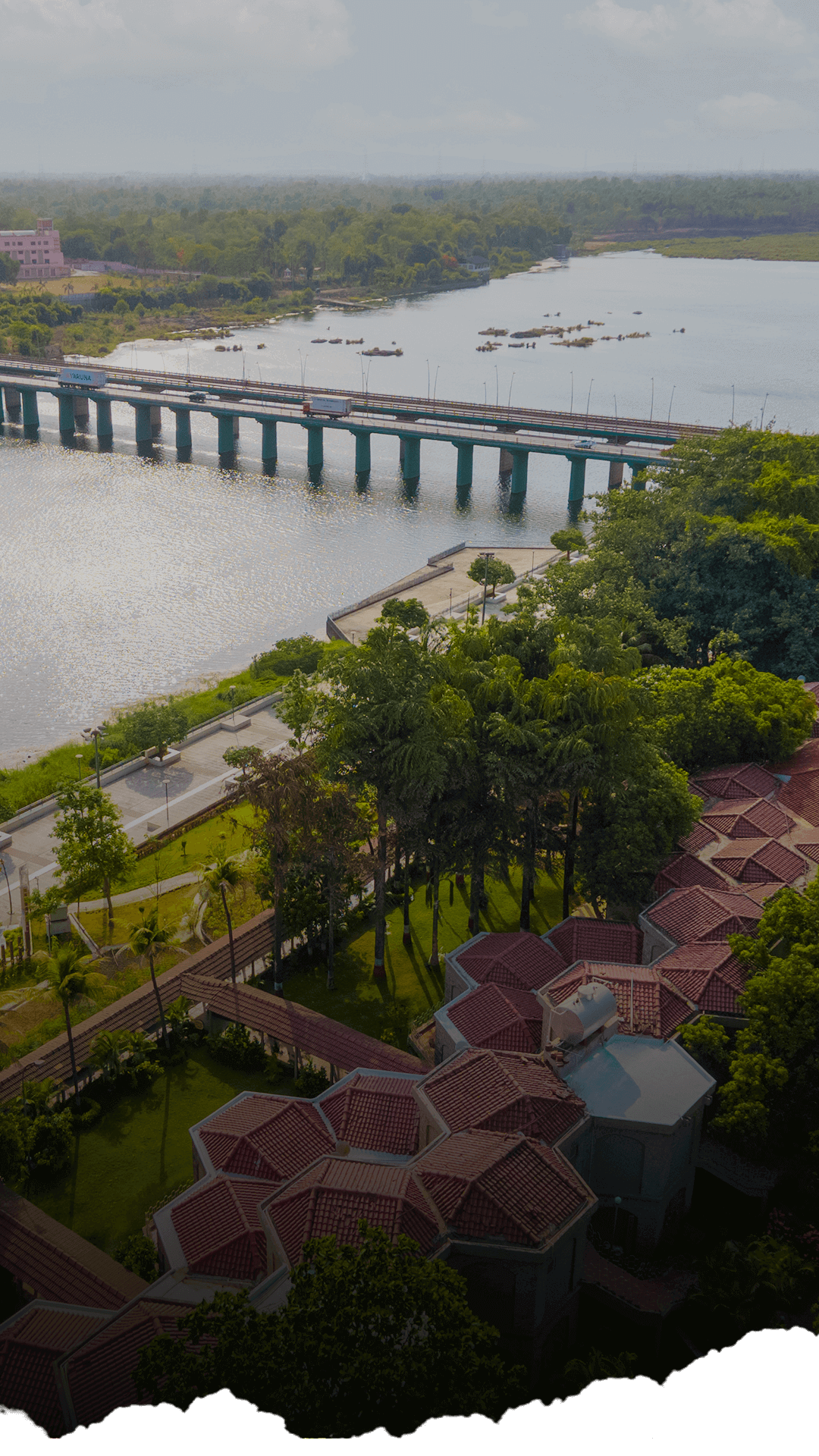  Lush Greenery & <br> Riverfront Scenery